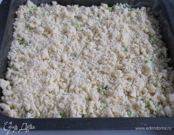 Для посыпки растереть в крошку муку, сахар и сливочное масло комнатной температуры. равномерно посыпать пирог.