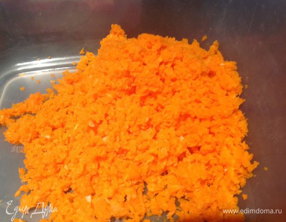 Очистите морковь и чеснок, натрите на мелкой терке.