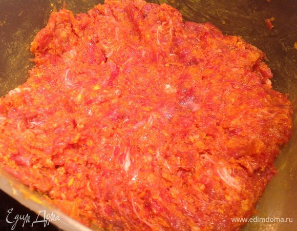 Фарш я делаю в блендере, так получается нежнее. Смешайте фарш с морковью и яйцом, посолите.