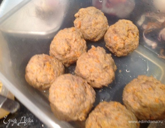 Сформируйте небольшие шарики и отварите в кипящей воде, каждый шарик 1 минуту.