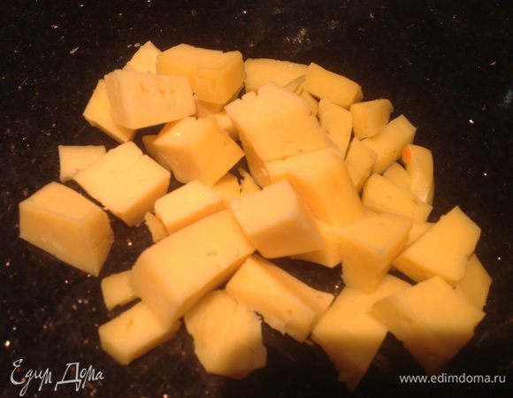 Сыр нарежьте маленькими кубиками.