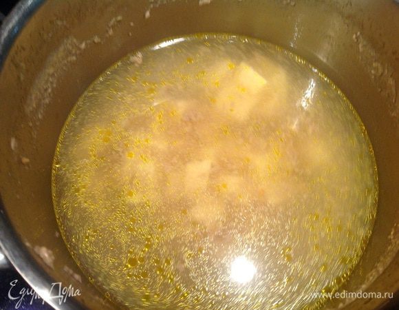 Налейте в сотейник 1 стакан бульона, оставшегося после варки тефтелей, добавьте сыр и варите на медленном огне до получения однородной массы.