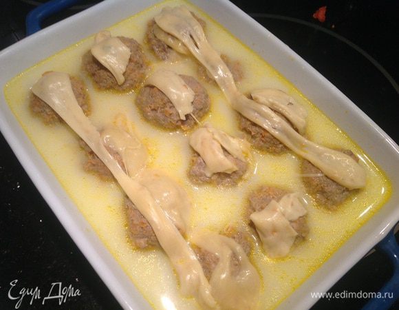 Выложите тефтели в форму для запекания, залейте получившемся соусом. Сыр, который остался на дне сотейника, я выложила сверху. Запекайте в духовке нагретой до 180 градусов 25 минут.