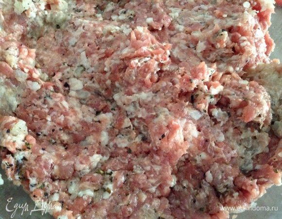 Мясо (у меня шейка) и лук прокрутить на мясорубке. Добавить соль, перец и базилик.
