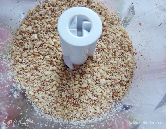Грецкие орехи измельчить в блендере до состояния мелкой крошки.