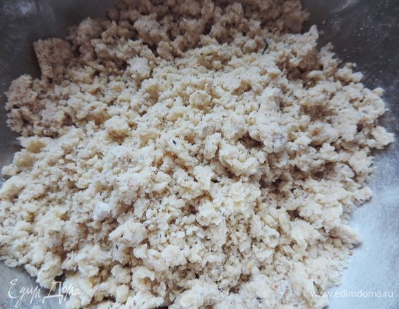 Быстро перетираем руками до получения крошки.
Затем добавляем яйцо и замешиваем тесто. Долго месить не нужно, достаточно просто собрать тесто в комок и отправить в холодильник на полчаса.