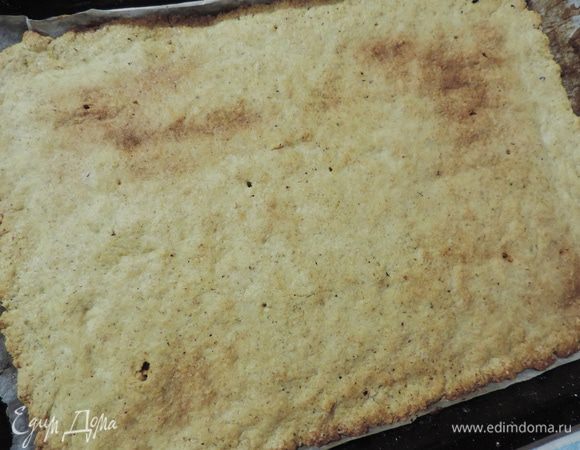 Охлажденное тесто раскатываем по размеру противня для выпечки. У меня примерно 30x40 см, я выпекала один большой корж, затем разрезала на два (30x20 см).
Можно выпекать два коржа по отдельности, причем необязательно прямоугольными. Можете выпечь два круглых коржа 21-22 см.
Выпекаем в разогретой до 180°C духовке примерно 15-20 минут. Когда тесто станет золотистым, а края хорошо подрумянятся — оно готово.