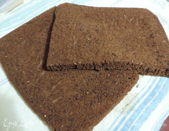 Из указанных для бисквита ингредиентов приготовим тесто по рецепту: http://www.edimdoma.ru/retsepty/64480-izumitelnyy-shokoladnyy-biskvit
Выпекаем 1 бисквит в форме 30x40см или два в такой же форме, которую вы выбрали для песочного коржа.
Остывший бисквит разрезаем пополам.