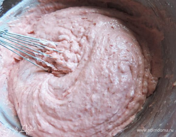 Аккуратно смешать со взбитыми сливками в три приема.