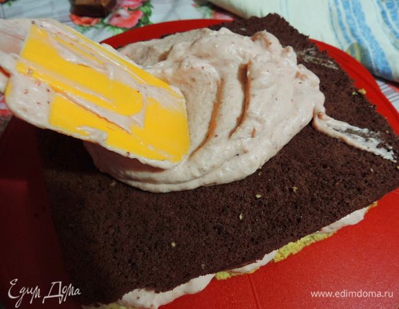 Теперь бисквит и снова треть крема, затем бисквит, оставшийся крем, и песочный корж. 