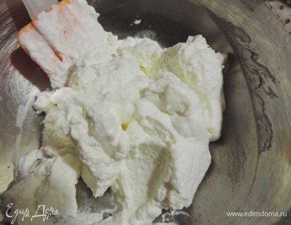 Для сливочного крема взбиваем сливки с сахарной пудрой, ванилином и загустителем для сливок (внимательно читайте дозировку на пакете!) до устойчивых пиков.