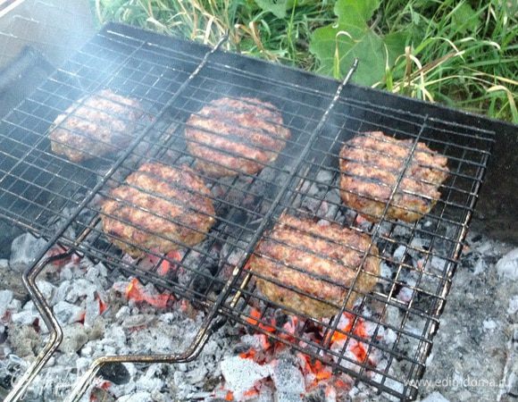 Котлеты обжарить на углях (или на гриле).