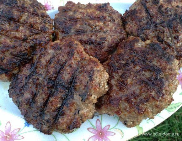 В булку положить котлету, накрыть сыром и закрыть булку.