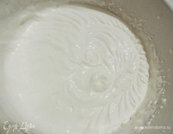 Охлажденные сливки взбиваем до мягких пиков. След от миксера на поверхности остается, сливки густые, но немного недовзбитые до плотного состояния.
Так, во-первых, меньше шансов перевзбить сливки, а во-вторых, крем будет нежнее.