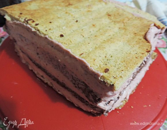 В таком состоянии (бока и верх мы позже обмажем сливочным кремом) отправляем торт в холодильник минимум на 4 часа, лучше на ночь.