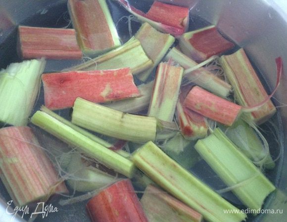 В кастрюлю налить 2,5л. воды. Добавить ревень.