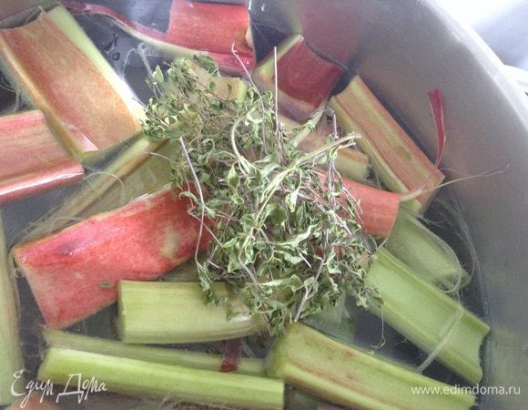 Малину, чабрец, сахар, дать закипеть (можно малину заменить на любую ягоду, которая дает цвет).