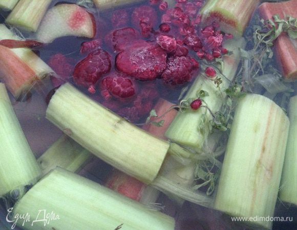 Когда вода закипит, ее нужно снять с огня и процедить.