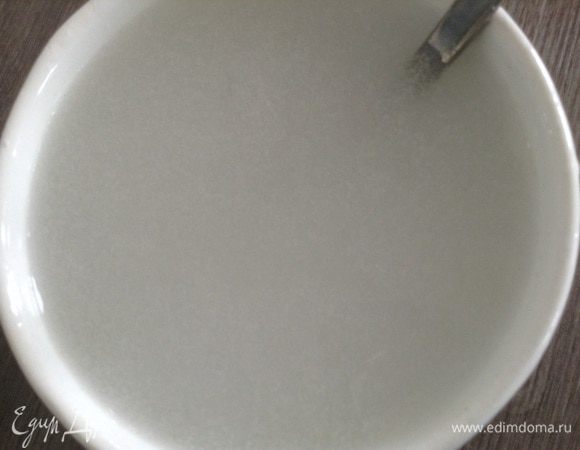 Крахмал развести в 200 г холодной воды и влить в воду тонкой струйкой.