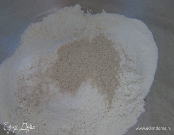 Муку просеять, всыпать дрожжи, сахар, соль.