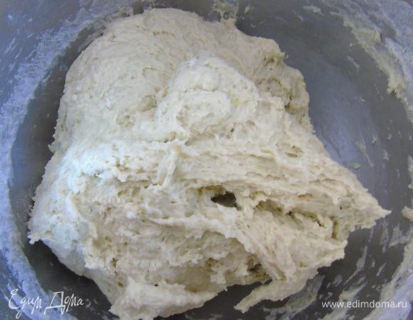 Добавить воду, кабачковое пюре и замесить тесто. Муки может понадобиться чуть меньше или чуть больше. Замесить.