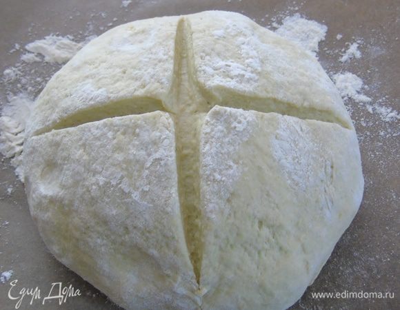 Сформировать хлеб, надрезать крестообразно. Накрыть полотенцем и дать подойти 1 час. 