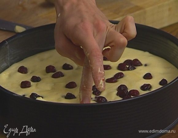 Разъемную форму для выпечки смазать оставшимся сливочным маслом, выложить в нее тесто и присыпать клюквой, слегка утопив ее в тесте. Выпекать в разогретой духовке 20–25 минут.