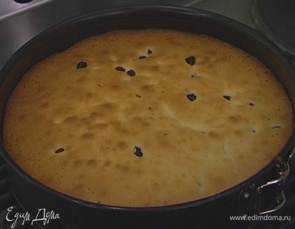 Остывший пирог разрезать вдоль пополам и нарезать на маленькие квадратики.