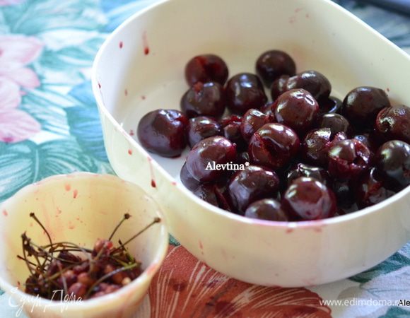 Черешню перебрать, помыть, удалить плодоножки и косточки булавкой.