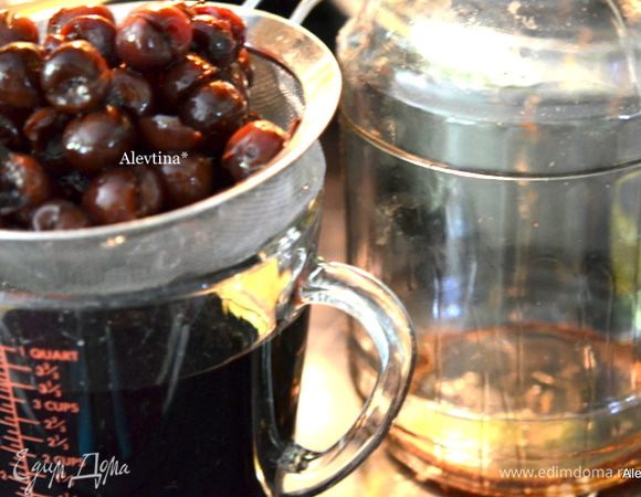 Поместить черешню в емкость с широким горлом и засыпать сахаром. Добавить гвоздику, ванилин, корицу, мускатный орех и черешневые листья, водку. Закрыть крышкой. Поставить в темное место на 4 недели.