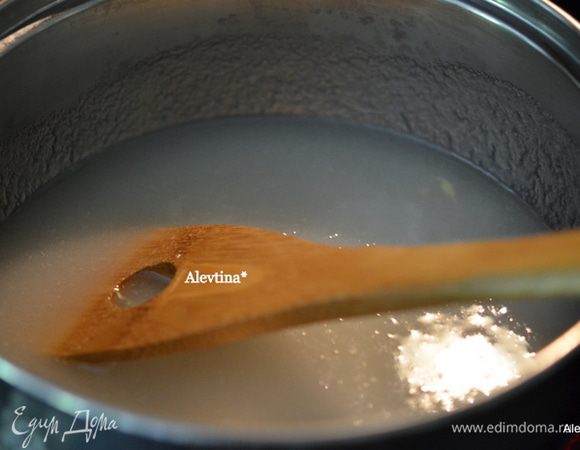 В кастрюлю из нержавеющей стали налить воды, поставить на средний огонь и добавить сахарный песок,ванильный экстракт и  помешиваем часто до полного его растворения.