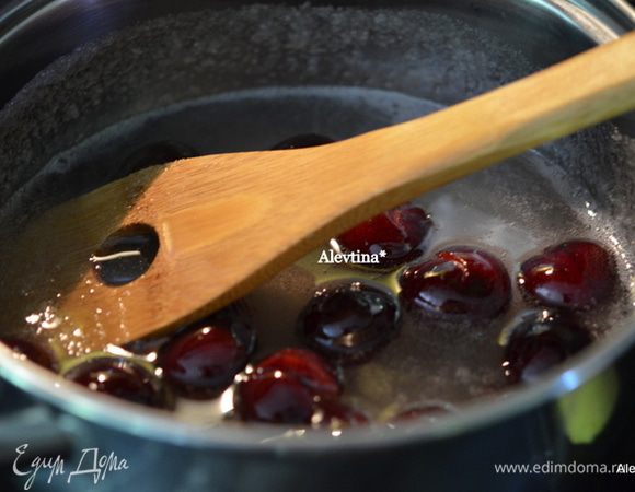 Затем добавляем в сахарный  сироп очищенную черешню по несколько штучек, аккуратно помешиваем.