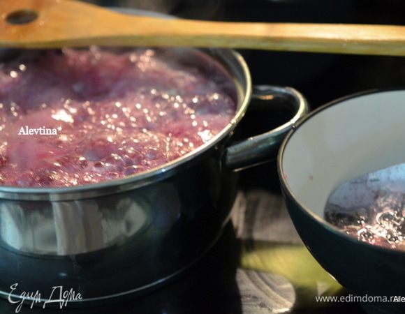 Как черешня закипит начнем снимать пенку шумовкой. Снимаем  с огня и оставляем остывать на 10-12 часов. Прикроем сверху марлей.
