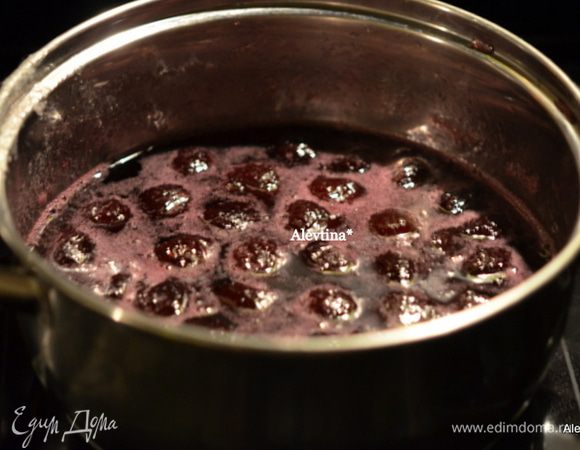 Затем повторяем эту процедуру еще 2 раза. Ягода станет насыщенной и сироп загустеет.