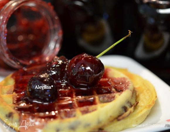 Раскладываем по стерилизованным баночкам. Как варенье в банках остынет. Переставляем баночки в темное прохладное место. Я храню в холодильнике. Подаем с блинами или вафлями. Наслаждаемся.