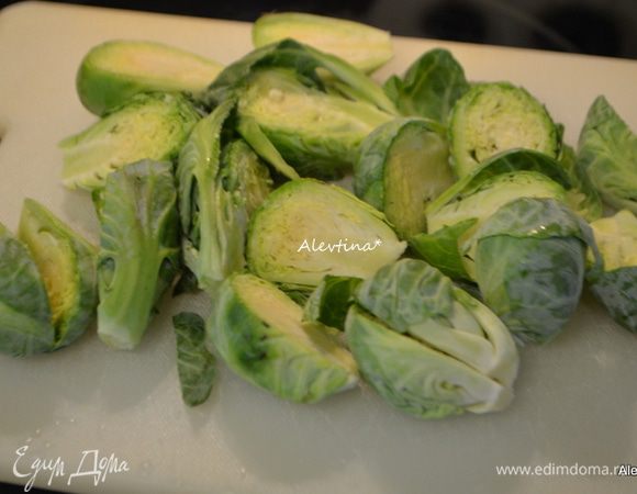 Очистить брюссельскую капусту и разрезать на части каждую.