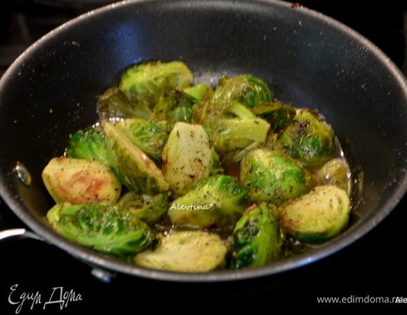 На горячую сковороду вылить оливковое масло. Добавить капусту и очищенный мелко порезанный чеснок. Готовить 5 мин. Затем добавить вино, бульон, лимонный сок, сухой тимьян и соль, черный перец. Довести до кипения, убавить огонь и готовить 8-10 мин.