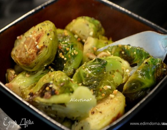 Сливочное масло растопить, добавить цедру лимона, перемешать. Капусту подаем, полив маслом с цедрой. Приятного аппетита.