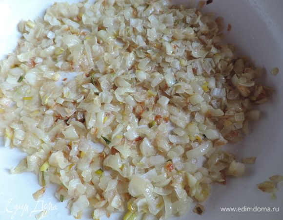 Лук (у меня луковицы достаточно крупные, всего должно быть примерно 650г лука) чистим и нарезаем мелким кубиком. Обжариваем на растительном масле до золотистого цвета.
