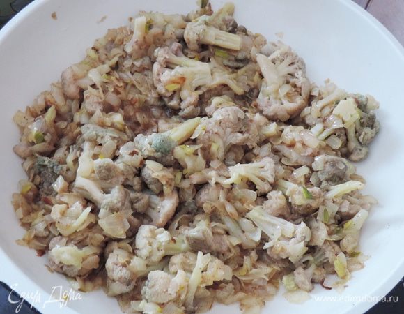 Затем добавляем цветную капусту, если она у вас замороженная, то предварительно разморозьте ее. Свежую отварите до полуготовности.
Солим начинку, добавляем мускатный орех и держим на среднем огне еще 3-5 минут.