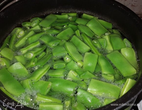 Фасоль моем, удаляем хвостики и режем на несколько частей.

Бланшируем в подсоленной воде 7 минут.