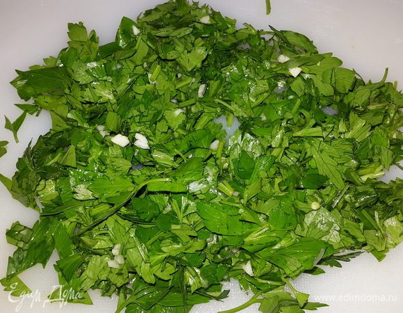 Петрушку и чеснок рубим и смешиваем между собой.