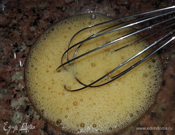 Яйца взбиваем венчиком.