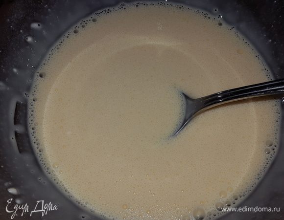 Добавляем сыр и перемешиваем ложкой до однородности, солим по вкусу.

Пахнет так, как будто готовишь тирамису :)