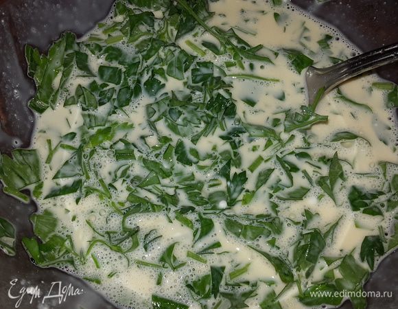 Соединяем яично-сырную смесь с петрушкой и чесноком, перемешиваем.