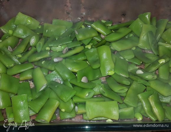 Фасоль откидываем на дуршлаг и выкладываем в смазанную оливковым маслом форму для запекания.