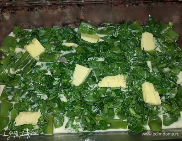 Заливаем фасоль смесью, равномерно распределяя. Выкладываем сверху несколько маленьких кусочков сливочного масла.