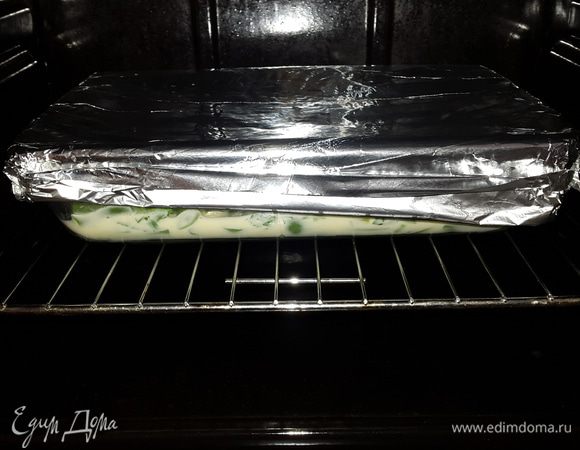 Накрываем форму фольгой и отправляем в духовку запекаться при температуре 200 С  в течение 20 минут.