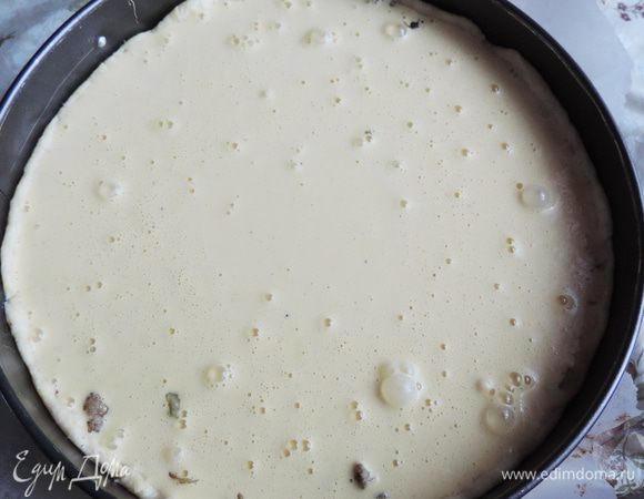 Заливаем полученой смесью верх пирога и отправляем его в разргретую до 180 градусов духовку на 25 минут.