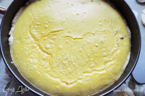 За это время верх пирога схватится и сыр, который мы выложим сверху не утонет, а останется сверху и обеспечит нашему пирогу зажаристую корочку.